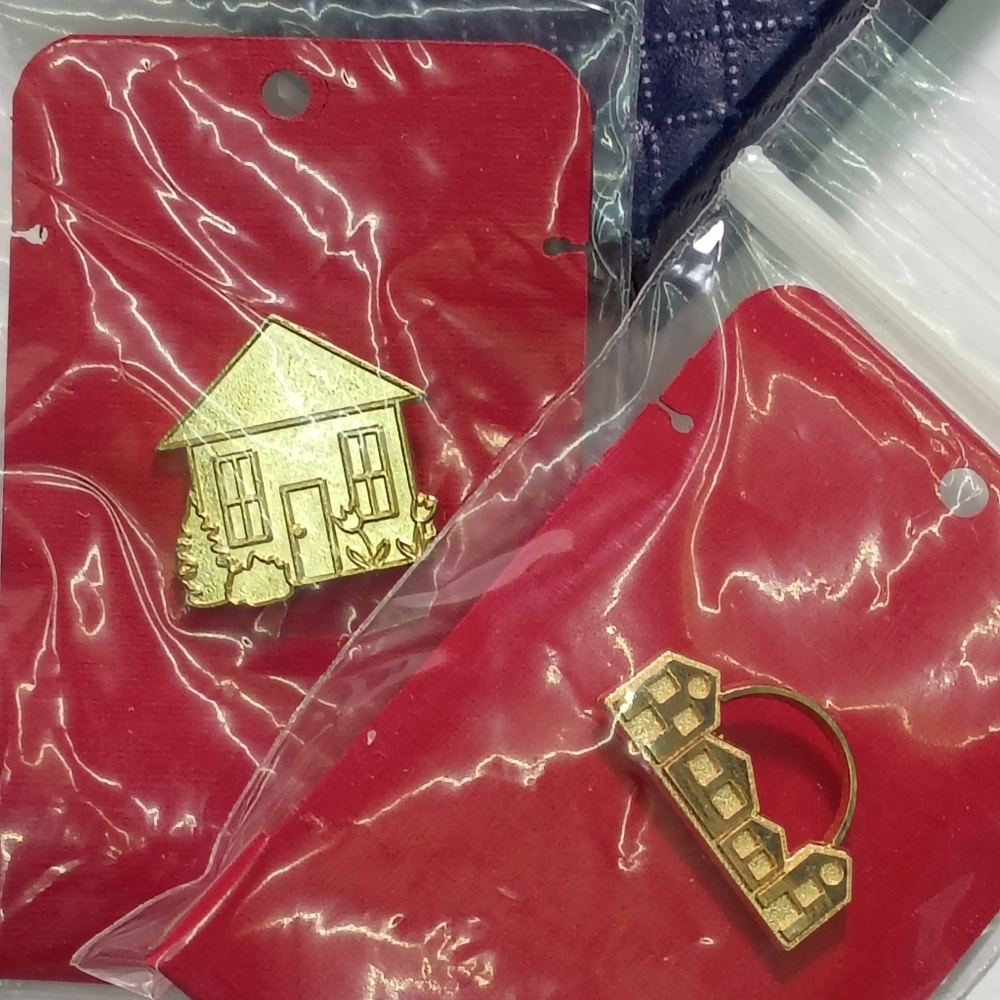 Lot of 2 Different Vintage Gold Tone House Lapel Pins ¾"x¾" W/ Gift Bags²